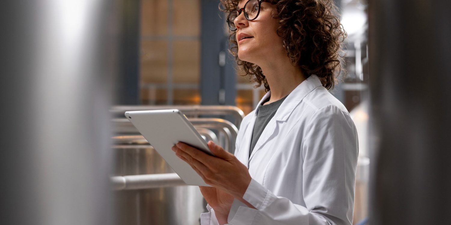 mujer haciendo certificaciones farmaceuticos