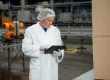 hombre en la prevencion de contaminacion removible